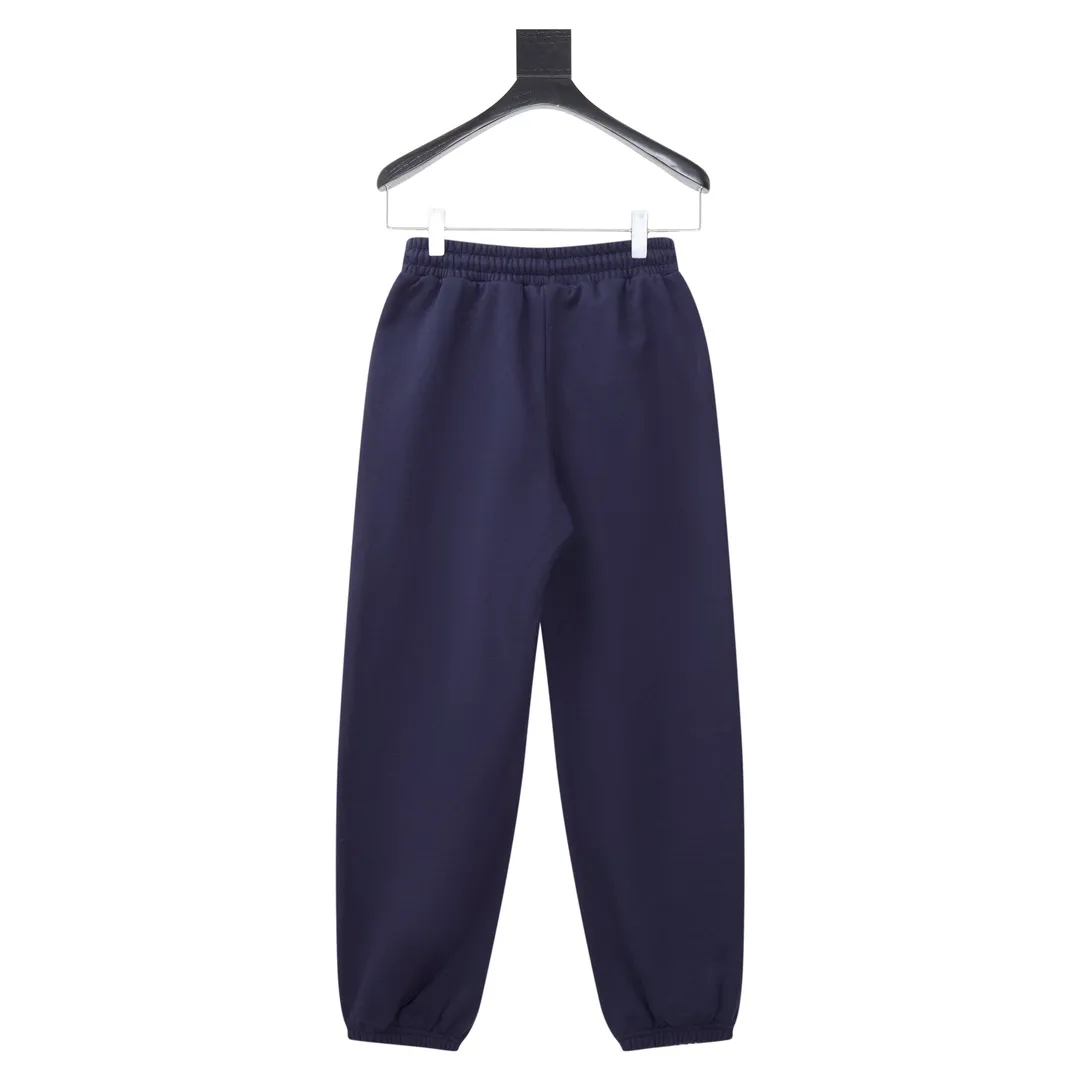 P180 model number Y560 Ralph Lauren Ralph Lauren suit sweatpants. Pure cotton with anti-static treatment. No dust, no loose hair. The elastic waist is used with a drawstring. Very friendly to the figure. The cotton is comfortable and soft. The upper body is casual and free. Regular beveled double pockets on both sides. The white brand logo on the left leg of the trouser leg collides with the black of the pants. Although it is small, it is quite recognizable. The brand adds a young and fashionable atmosphere to the original sense of luxury. It can be called a cold-proof weapon. A simple base layer is enough to withstand the severe cold and make it more fluffy and warm. Color: Navy SIZE: S-XL